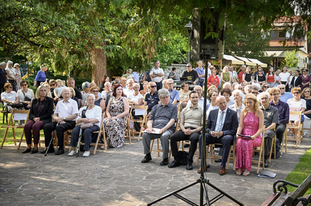 Zbrani na dogodku ob odkritju doprsnega kipa